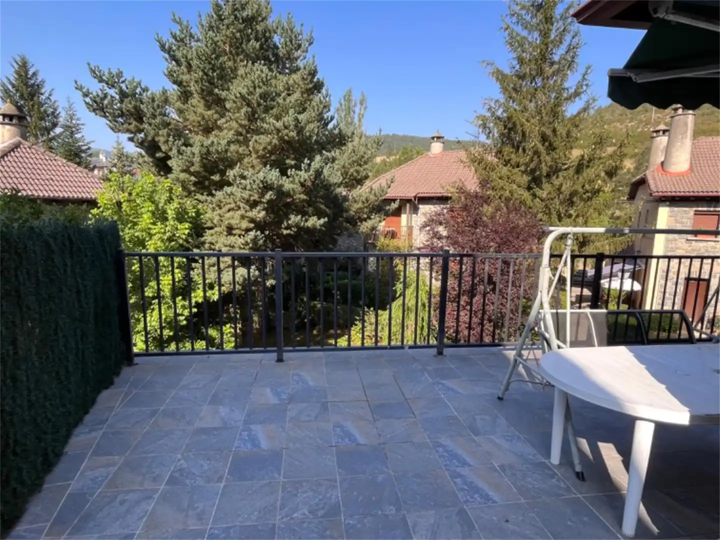 Terrasse von Einfamilien-Reihenhaus zum Verkauf in Valle de Hecho mit Heizung, Privatgarten und Parkett