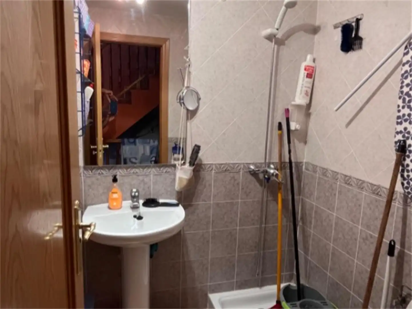 Badezimmer von Einfamilien-Reihenhaus zum Verkauf in Valle de Hecho mit Heizung, Privatgarten und Parkett