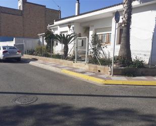 Vista exterior de Casa o xalet en venda en L'Aldea amb Jardí privat, Piscina i Moblat