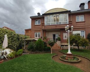 Vista exterior de Casa adosada en venda en San Andrés del Rabanedo amb Terrassa i Balcó