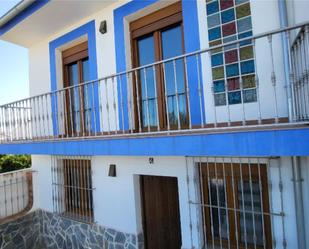 Vista exterior de Casa adosada en venda en Jimena de la Frontera amb Terrassa i Balcó