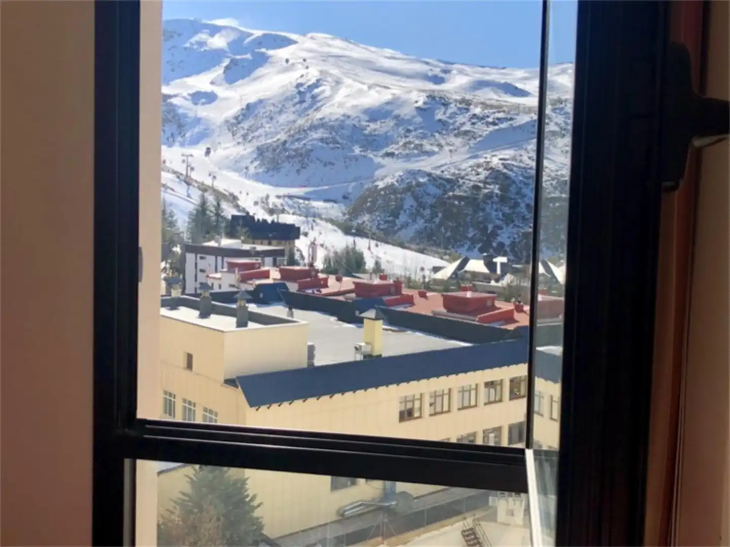 Piso en venta en Calle Virgen de las Nieves, Zona baja Vista exterior de Piso en venta en Sierra Nevada con Calefacción, Trastero y Amueblado