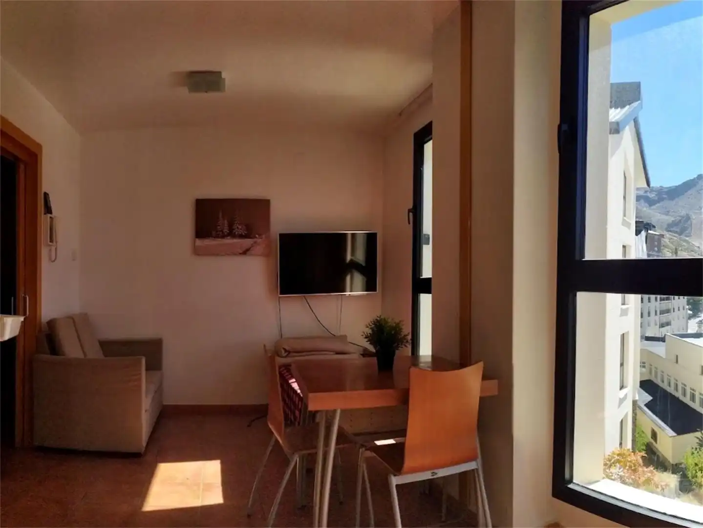 Piso en venta en Calle Virgen de las Nieves, Zona baja Sala de estar de Piso en venta en Sierra Nevada con Calefacción, Trastero y Amueblado