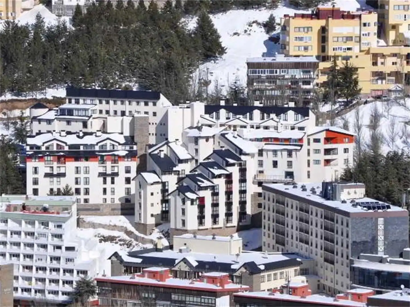 Piso en venta en Calle Virgen de las Nieves, Zona baja Vista exterior de Piso en venta en Sierra Nevada con Calefacción, Trastero y Amueblado