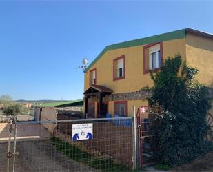 Außenansicht von Country house zum verkauf in Miraflores de la Sierra mit Terrasse, Schwimmbad und Balkon