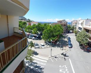 Vista exterior de Pis en venda en Roses amb Terrassa