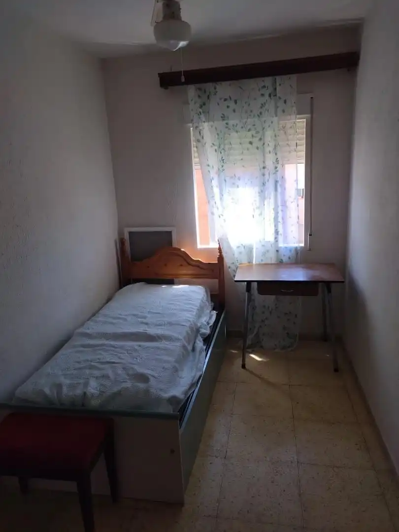 Room in Calle Nuestra Señora del Mar C, Playa de Granada Bedroom of Flat for share in Motril with Air Conditioner, Washing machine and Internet