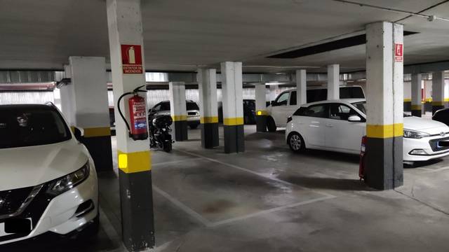 Garaje en Alquiler en Calle Rosalía de Castro en Dehesa Vieja - Puente Cultural