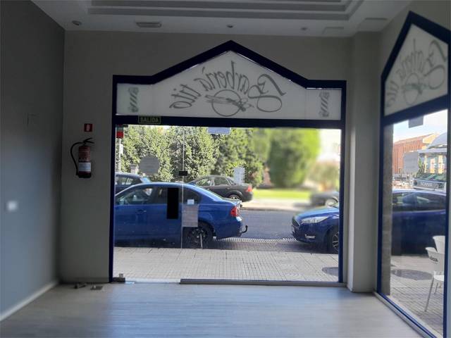 Local comercial en Alquiler en Calle Fernando Vela en Milán - Pumarín