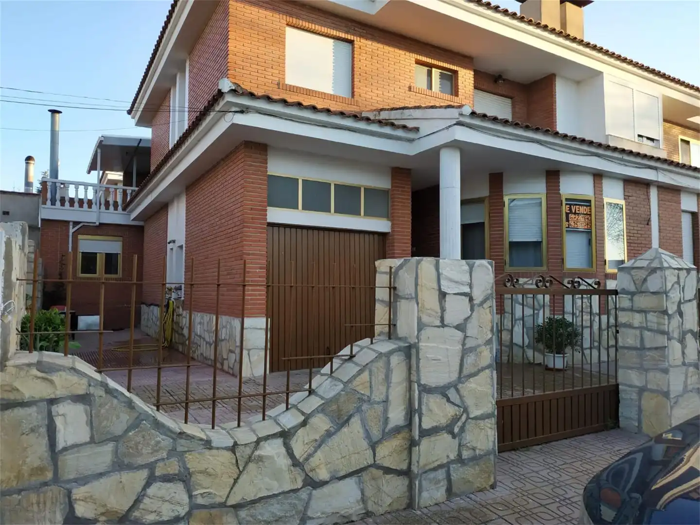 Vista exterior de Casa o xalet en venda en Madrigueras amb Terrassa i Balcó