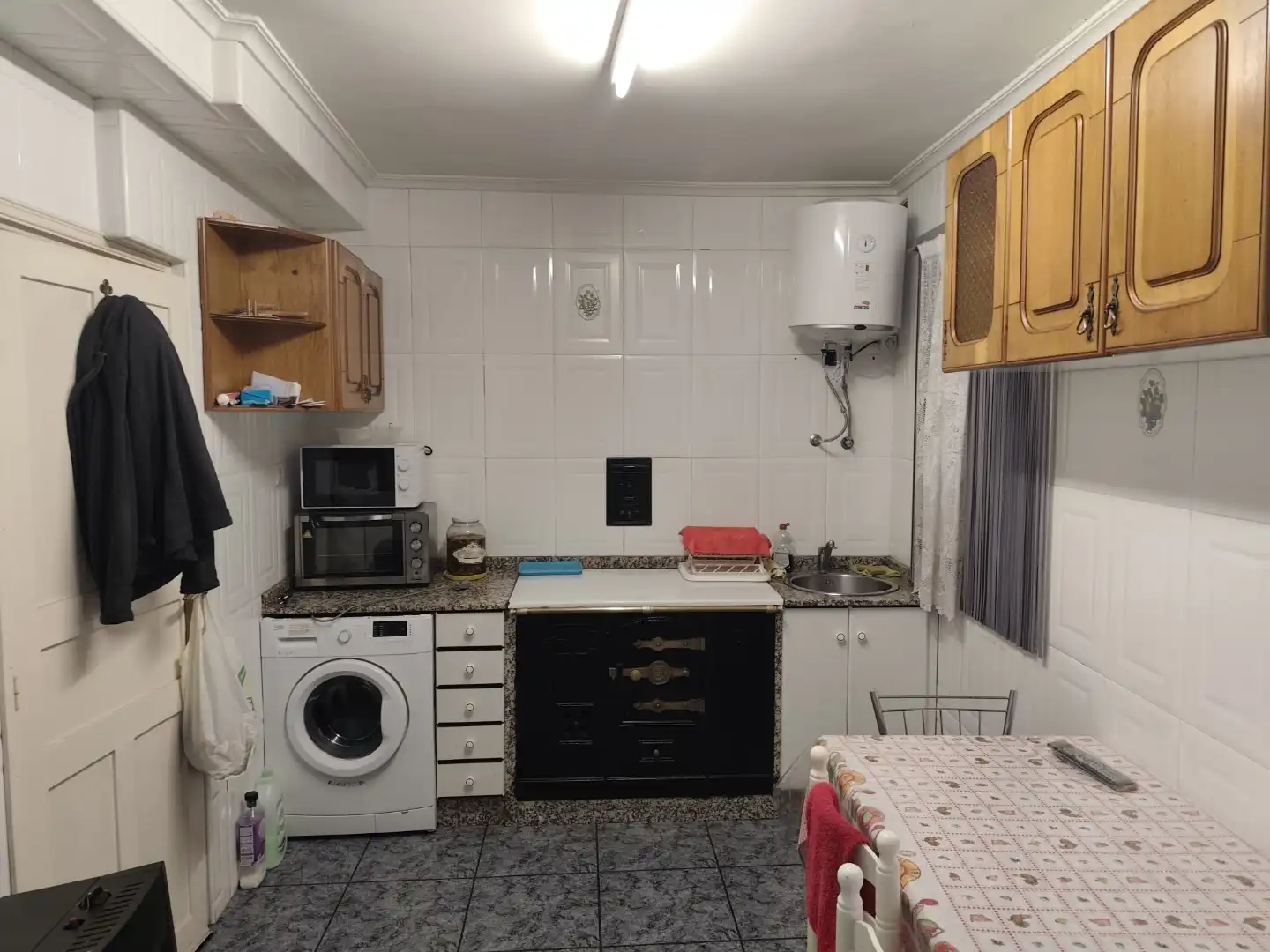 Casa adosada en venta en Calle Casona, 20, Torre del Bierzo Cocina de Casa adosada en venta en Torre del Bierzo con Calefacción, Parquet y Amueblado