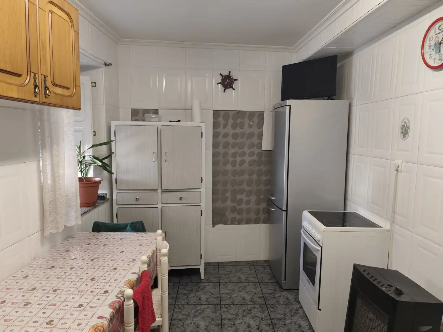 Casa adosada en venta en Calle Casona, 20, Torre del Bierzo Cocina de Casa adosada en venta en Torre del Bierzo con Calefacción, Parquet y Amueblado