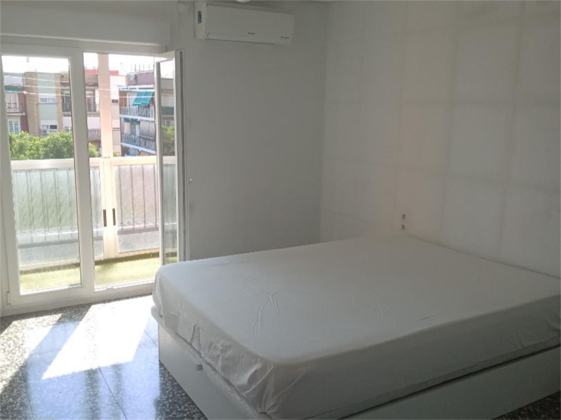 Bedroom of Flat to share in Xirivella  with Balcony