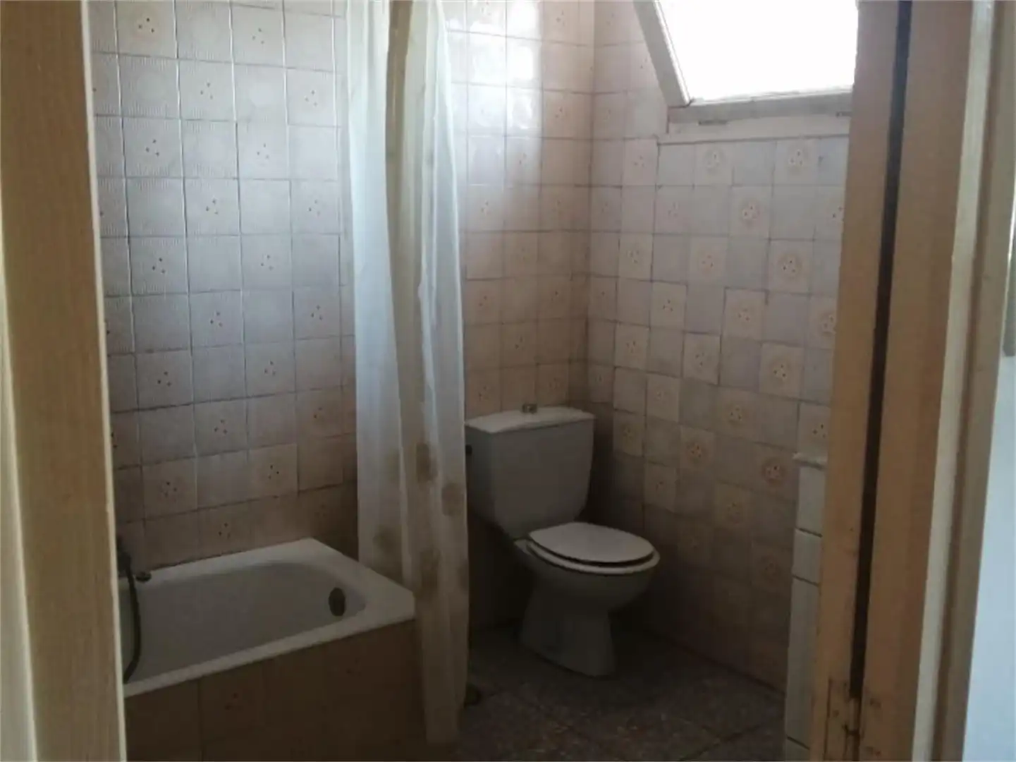 Casa adosada en venta en Calle Real, Almazán Baño de Casa adosada en venta en Almazán con Calefacción y Amueblado