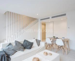 Sala d'estar de Dúplex en venda en  Barcelona Capital amb Aire condicionat i Balcó