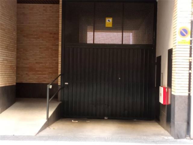 Garaje en Venta en Calle Julián Ribera en Barrio del Ave