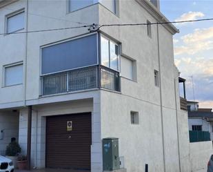 Vista exterior de Casa adosada en venda en La Bisbal del Penedès amb Terrassa