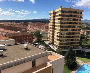 Vista exterior de Àtic en venda en Calahorra amb Aire condicionat, Terrassa i Balcó