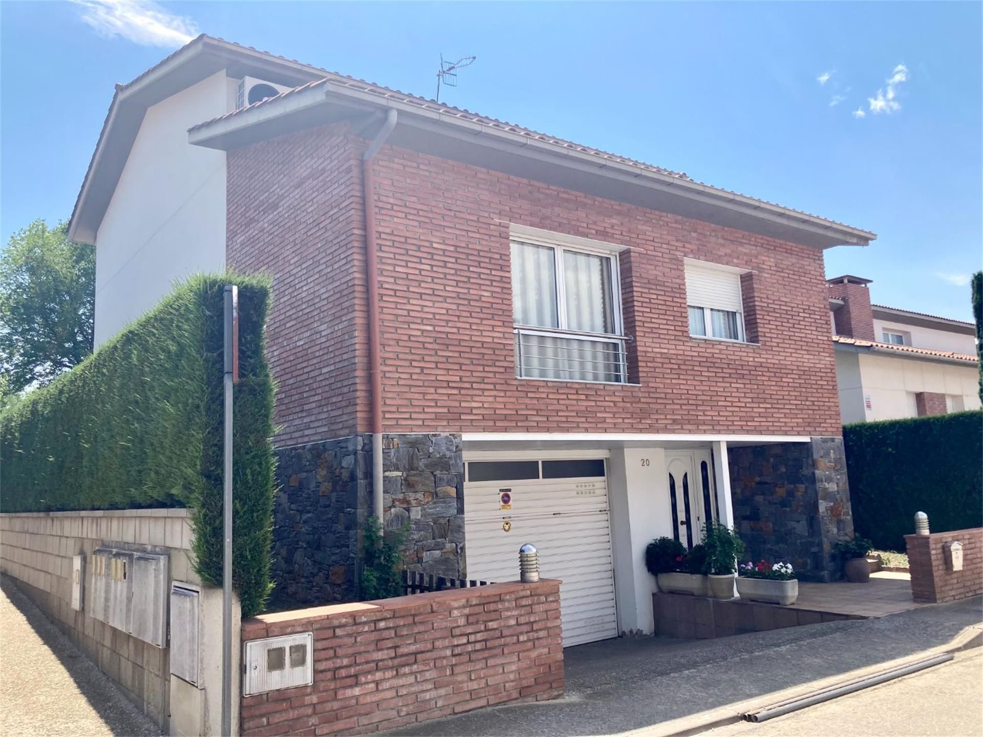 Vista exterior de Casa o xalet en venda en Olot amb Aire condicionat, Calefacció i Jardí privat