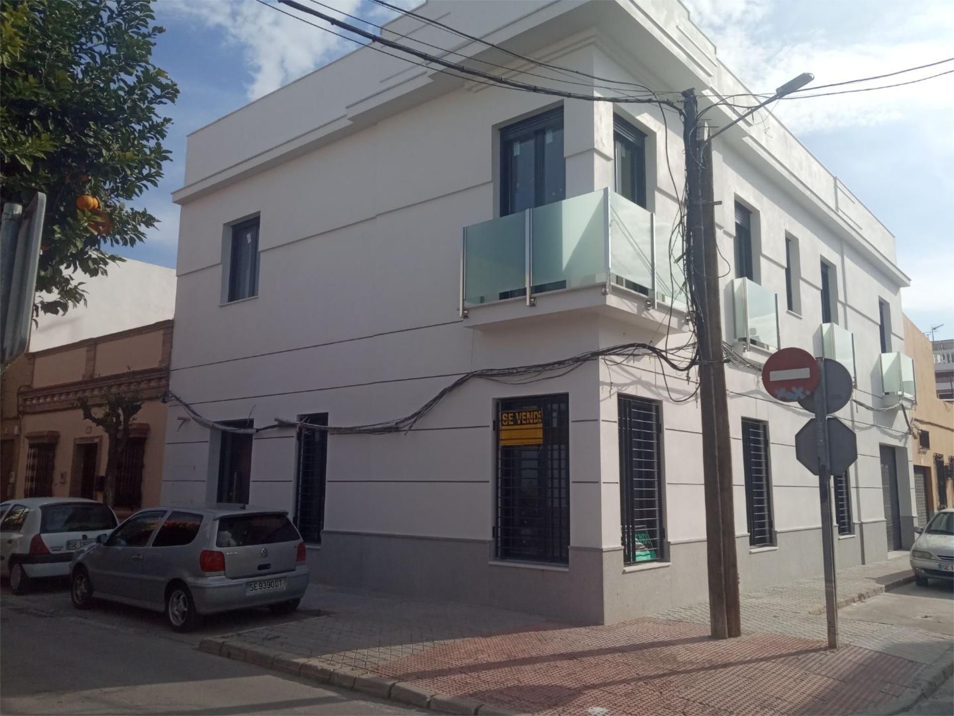 Vista exterior de Casa adosada en venda en Mairena del Alcor amb Aire condicionat, Terrassa i Balcó