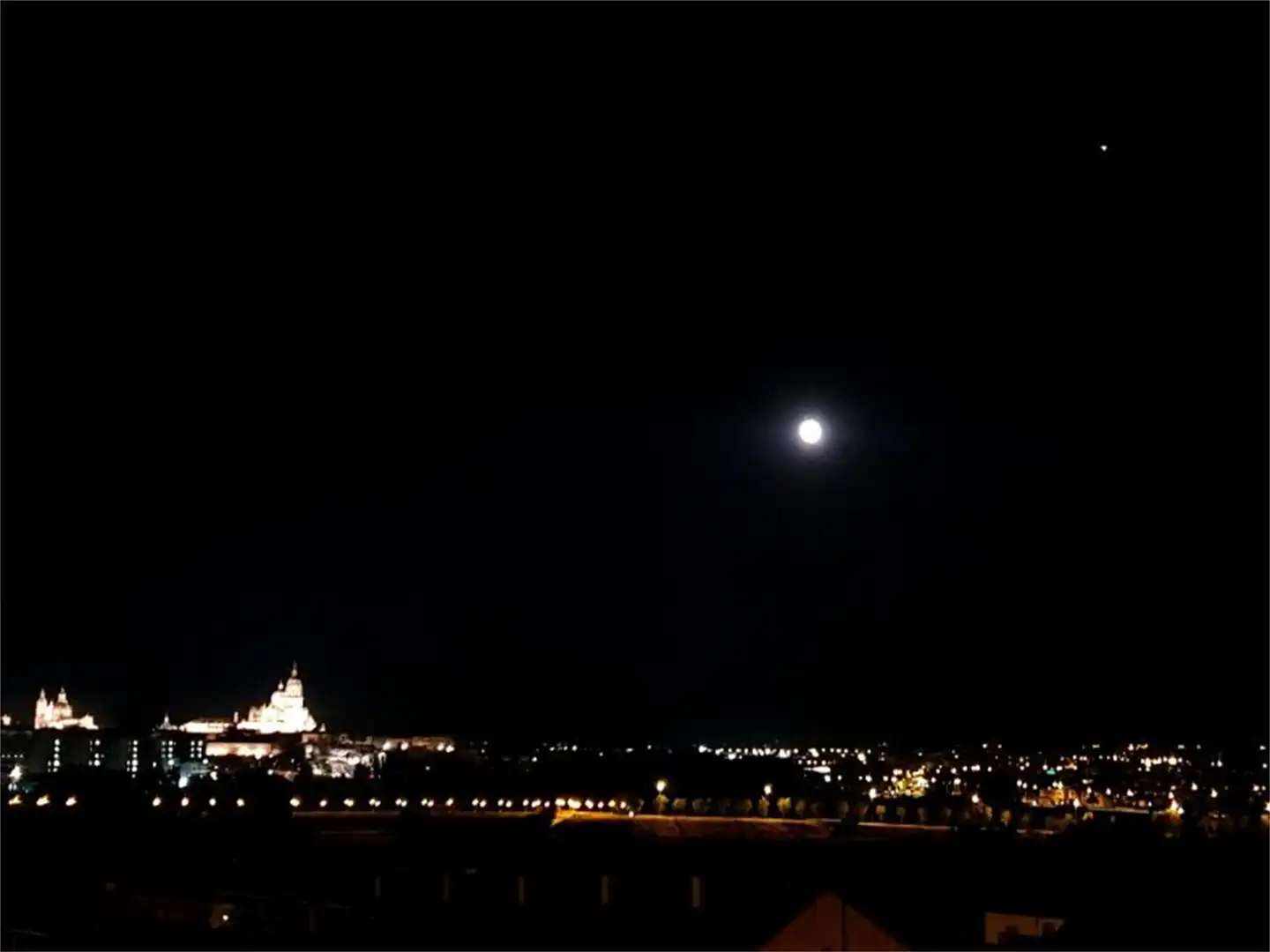 Vista exterior de Piso para compartir en Salamanca con Aire acondicionado, Calefacción y Jardín privado