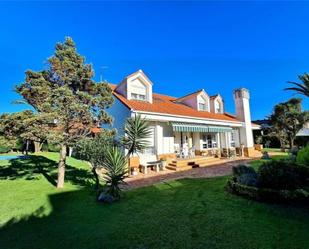 Vista exterior de Casa o xalet en venda en Santa Cruz de Bezana amb Terrassa, Piscina i Balcó