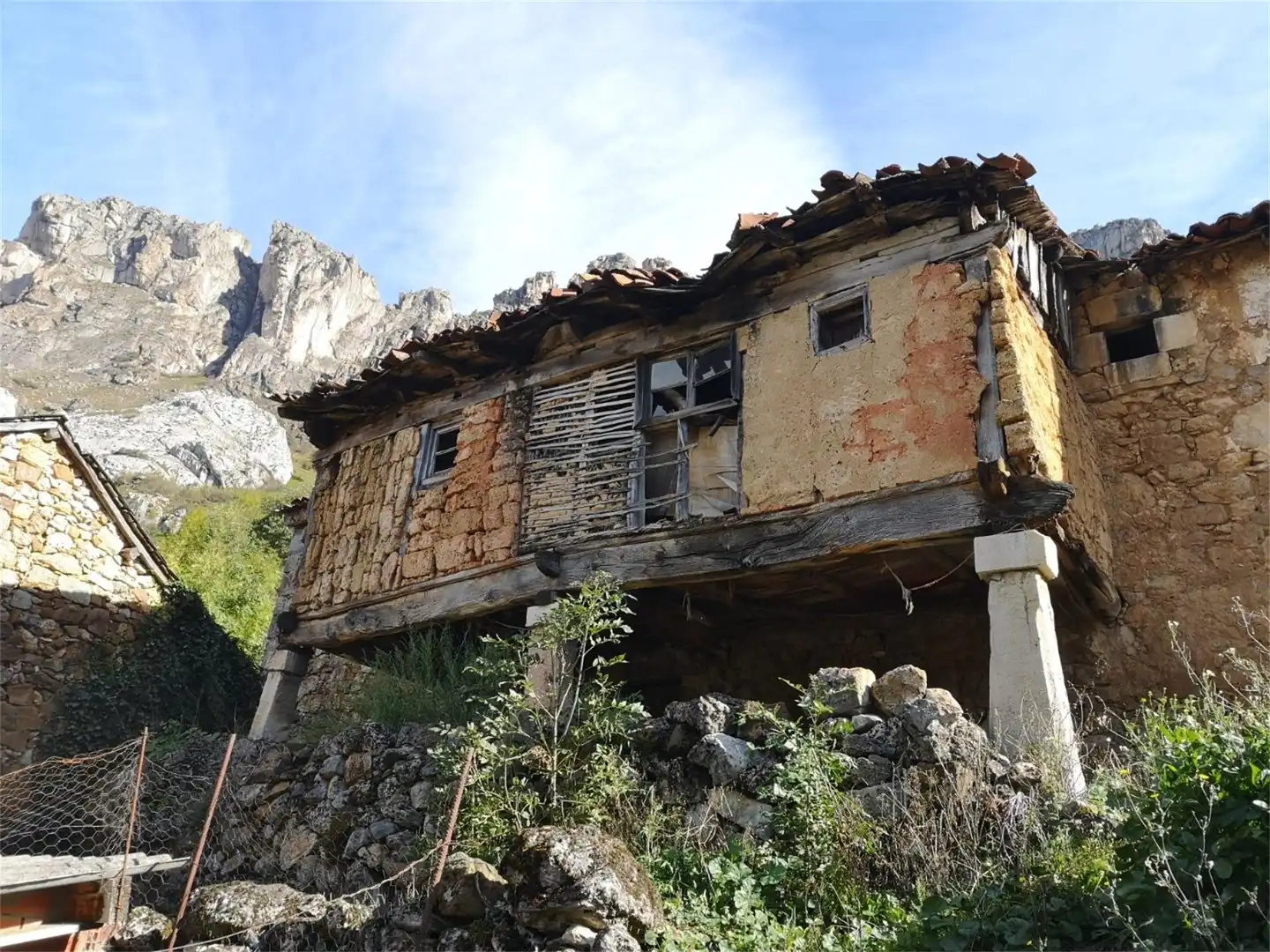 Detached homes for sale in Lugar Urria, Somiedo Exterior view of Detached homes for sale in Somiedo
