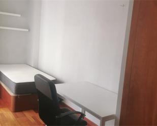 Bedroom of Flat to share in Terrassa  with Air Conditioner