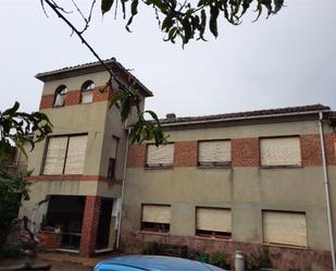 Vista exterior de Casa adosada en venda en La Ercina  amb Jardí privat, Terrassa i Moblat