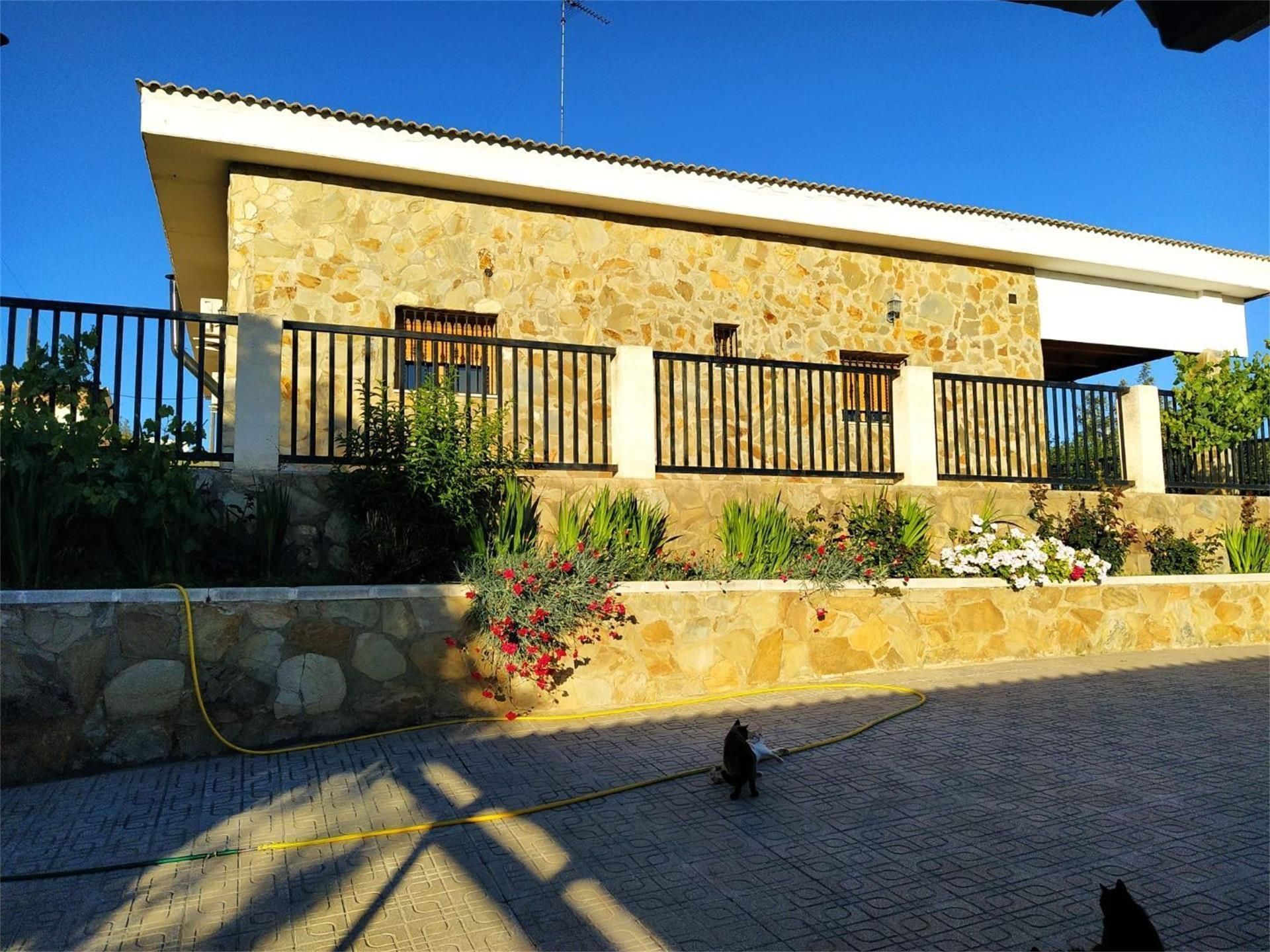 Exterior view of Country house for sale in Alfarp  with Air Conditioner, Heating and Private garden