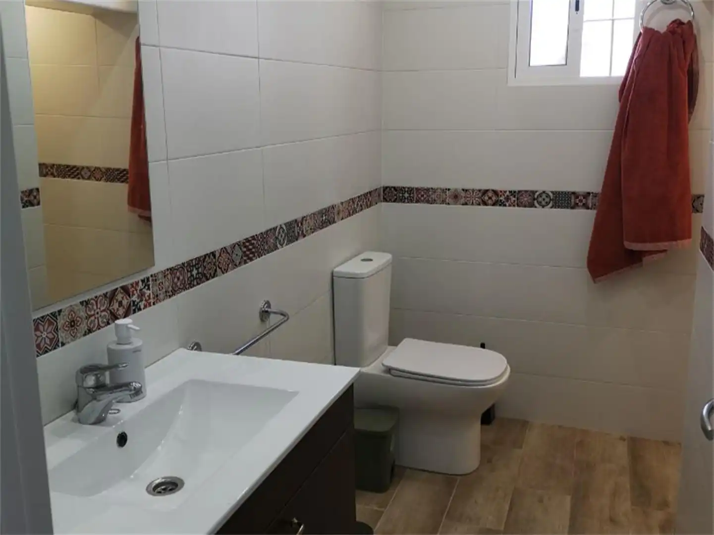Zimmer in Hispanidad - Vivar Téllez Badezimmer von Einfamilien-Reihenhaus zur untervermieten in Vélez-Málaga mit Privatgarten, Terrasse und Möbliert