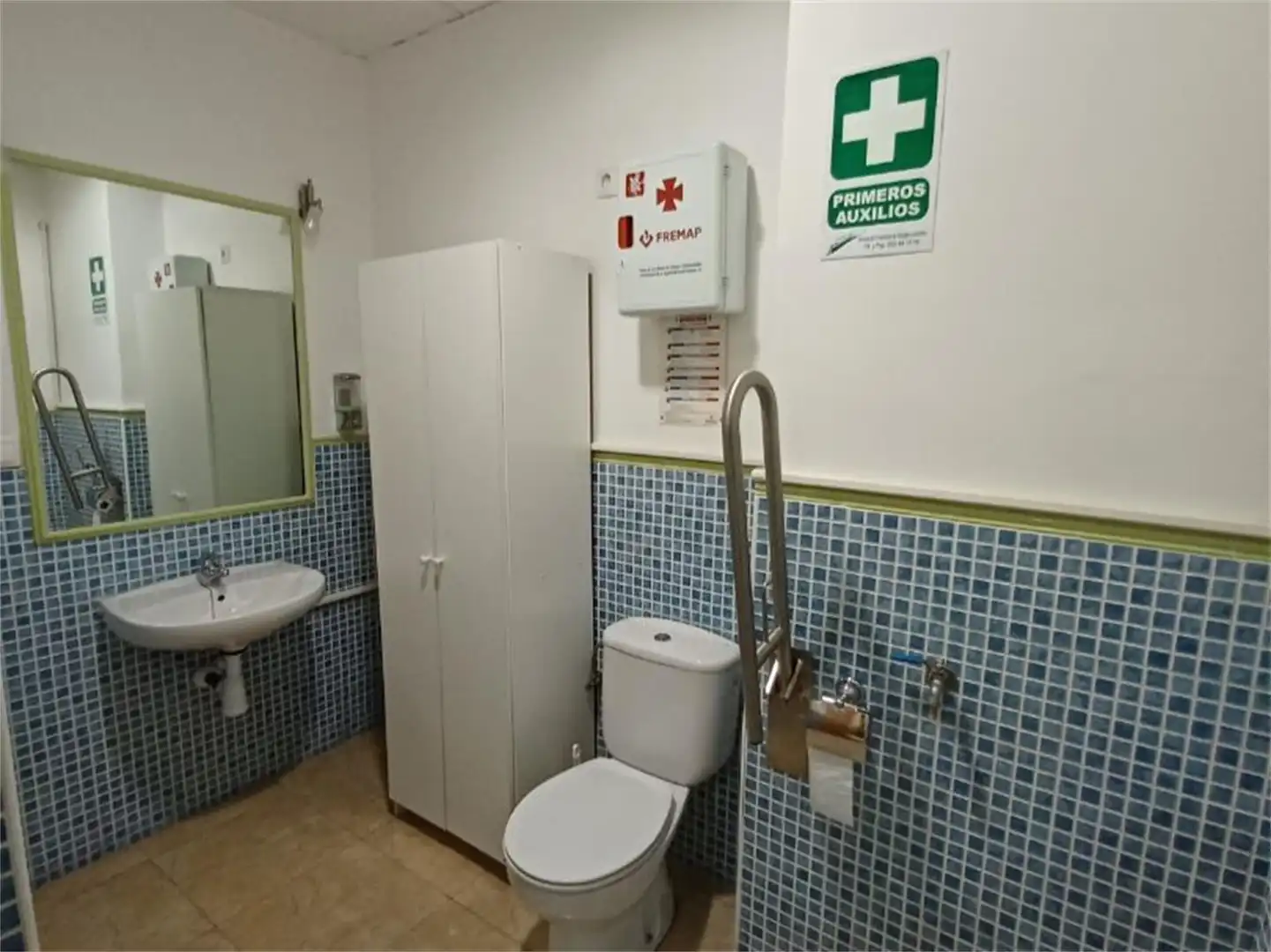 Baño de Local de alquiler en Villacarrillo con Aire acondicionado y Calefacción