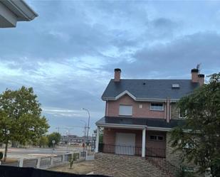 Vista exterior de Casa o xalet en venda en Illescas amb Calefacció, Jardí privat i Terrassa
