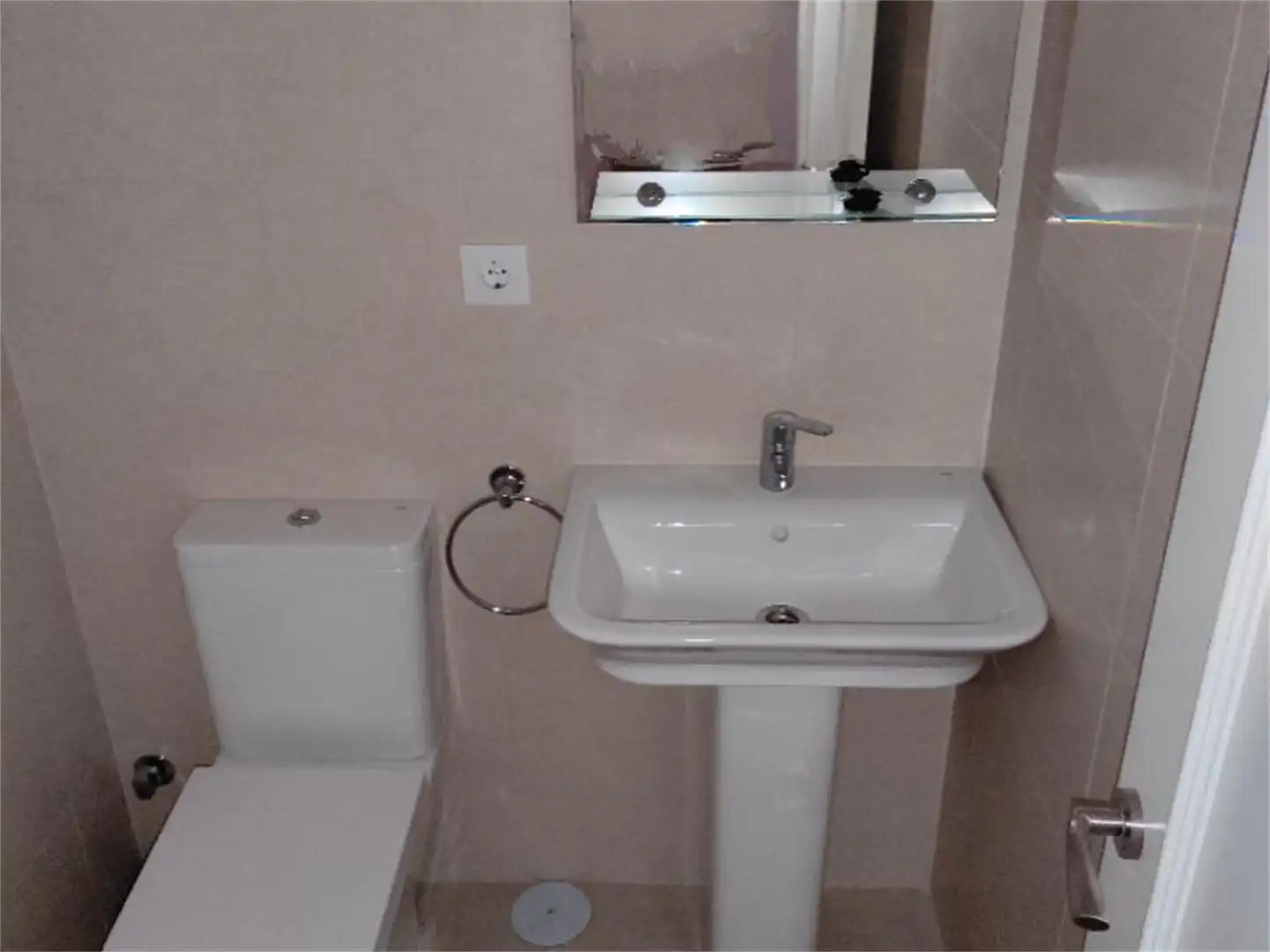 Office for rent in Avenida República Argentina, Triana Casco Antiguo Bathroom of Office for rent in Sevilla with Air Conditioner, Heating and Parquet flooring