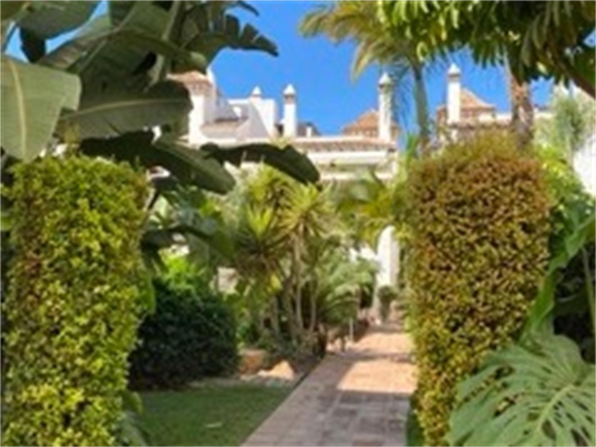 Jardí de Pis de lloguer en Marbella amb Aire condicionat, Terrassa i Piscina