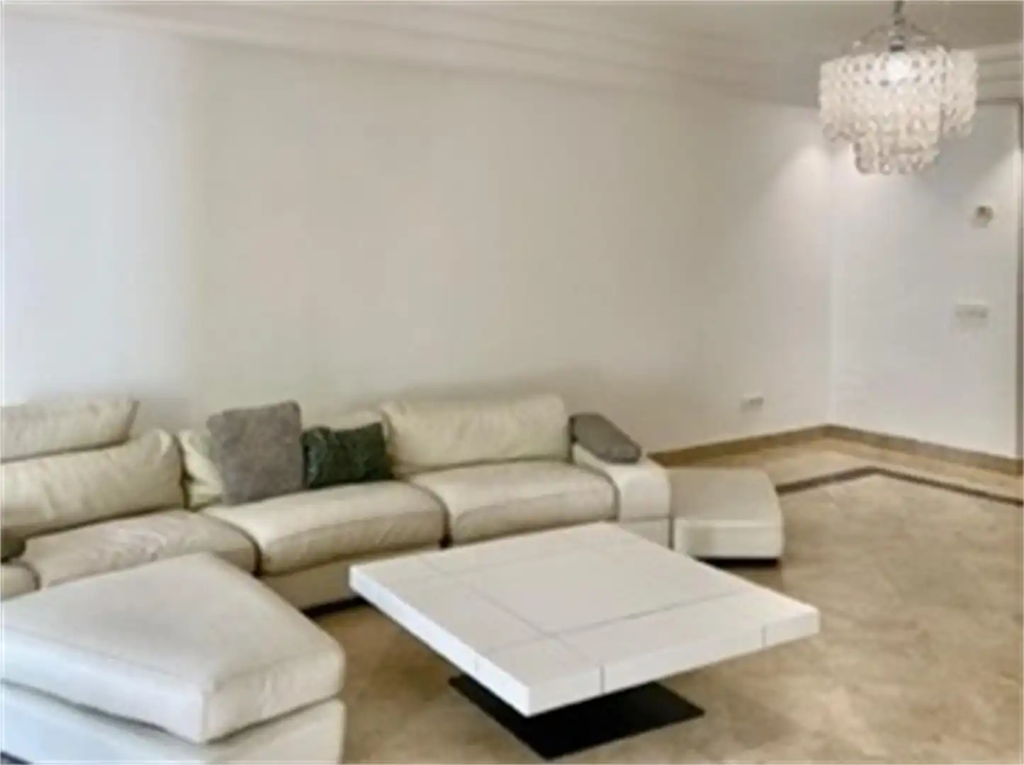 Sala de estar de Piso de alquiler en Marbella con Aire acondicionado, Calefacción y Jardín privado