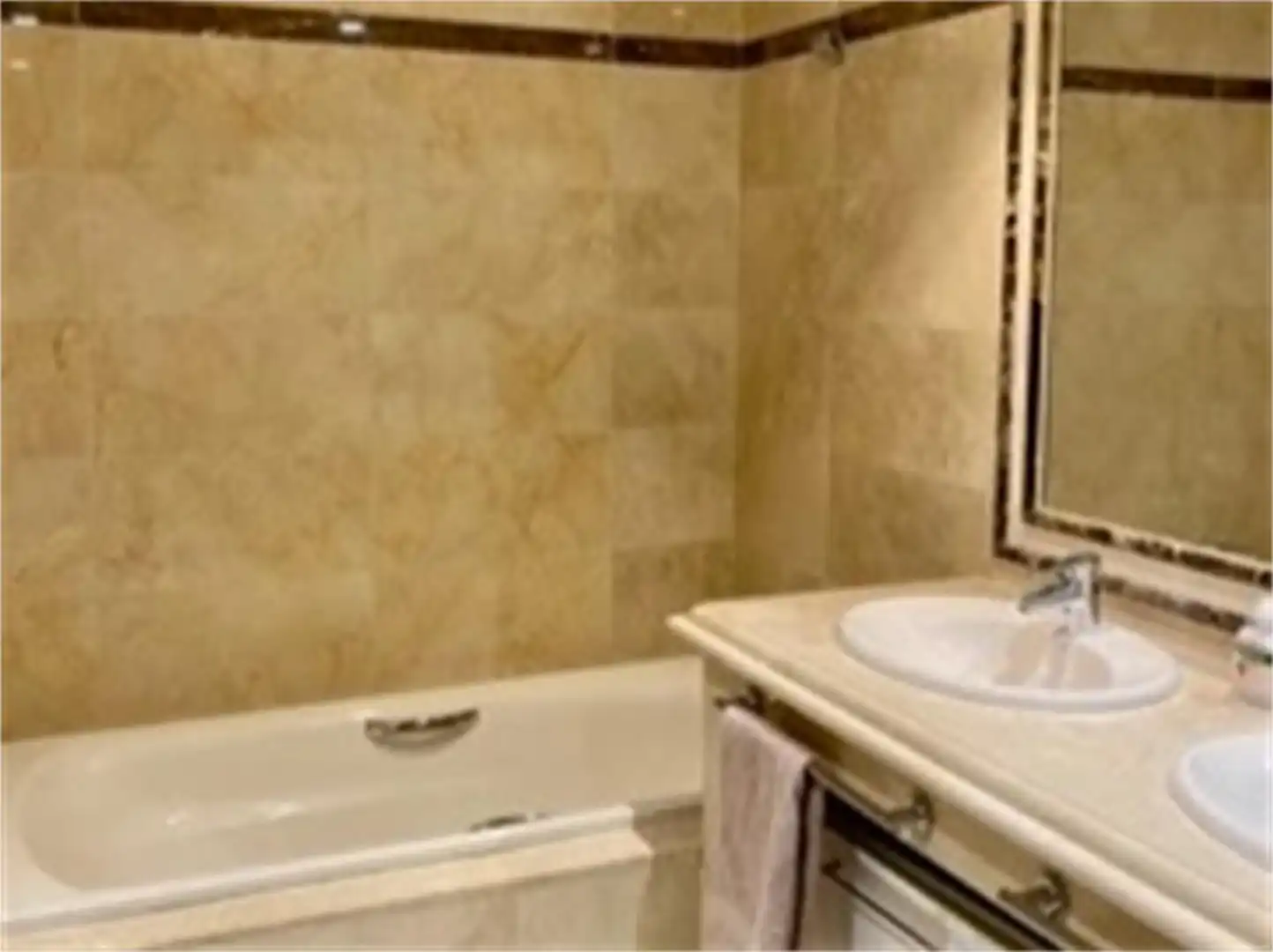 Baño de Piso de alquiler en Marbella con Aire acondicionado, Calefacción y Jardín privado