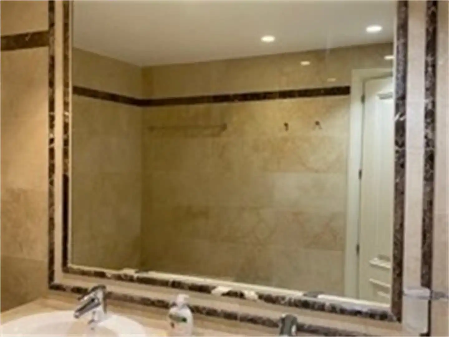 Baño de Piso de alquiler en Marbella con Aire acondicionado, Calefacción y Jardín privado