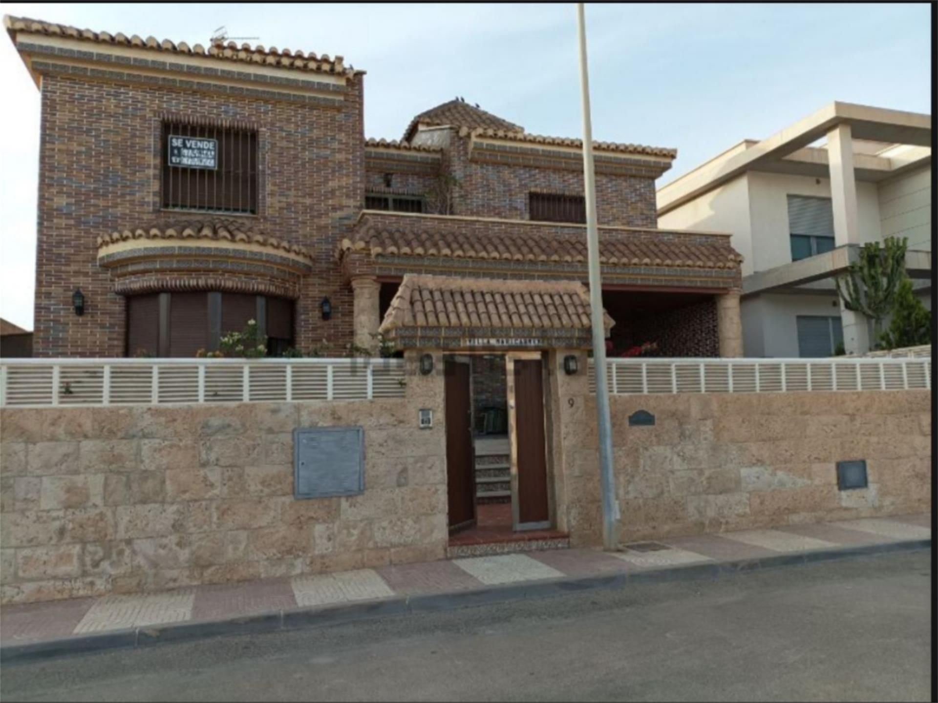 Vista exterior de Casa o xalet en venda en Roquetas de Mar amb Aire condicionat, Terrassa i Balcó