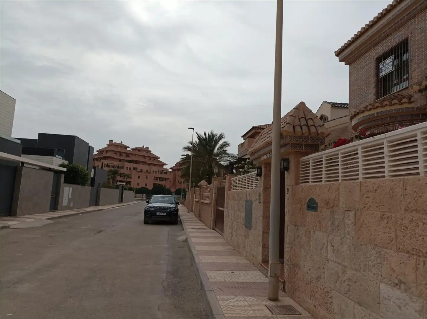 Vista exterior de Casa o xalet en venda en Roquetas de Mar amb Aire condicionat, Terrassa i Balcó