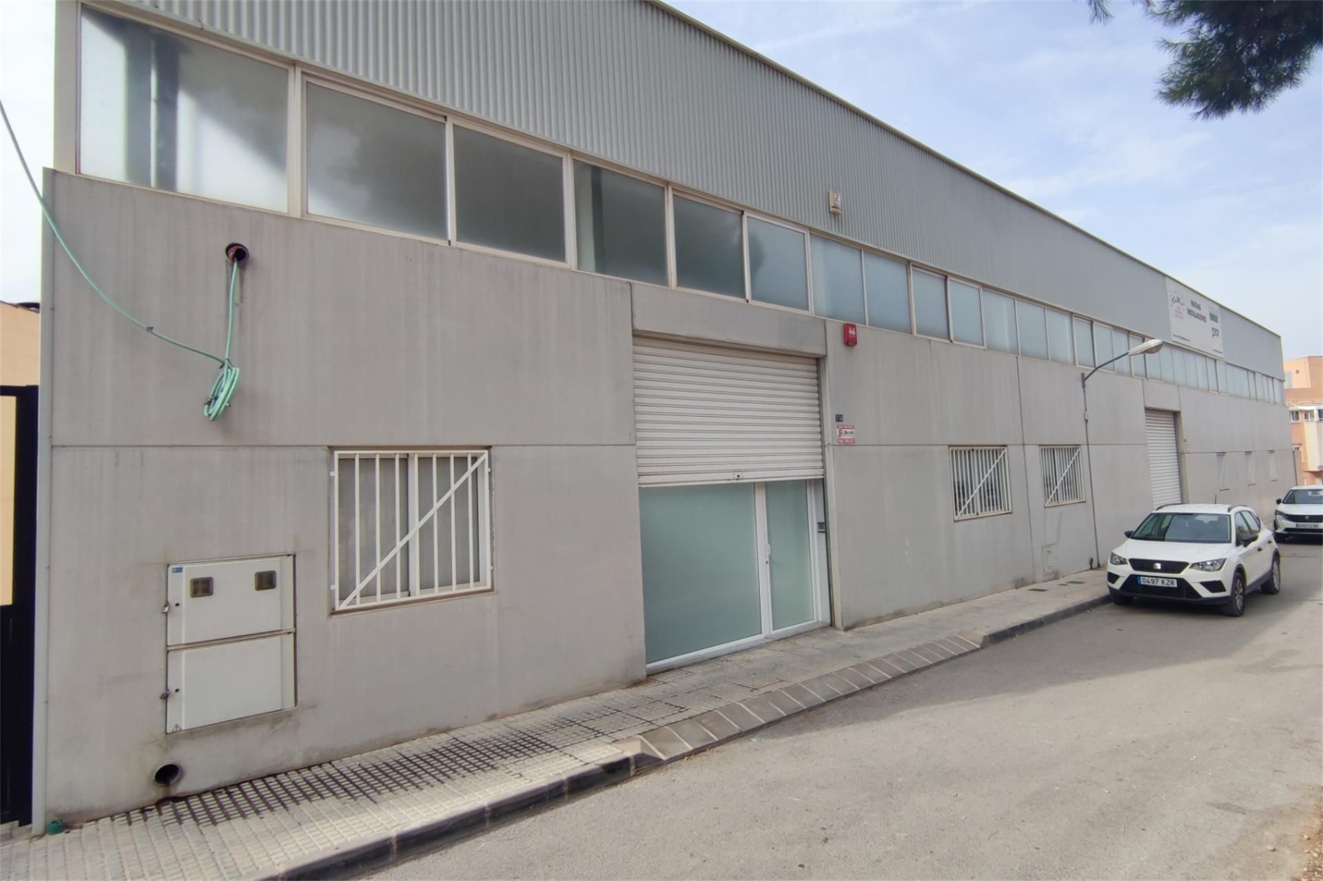 Vista exterior de Nau industrial en venda en Villena amb Aire condicionat i Calefacció