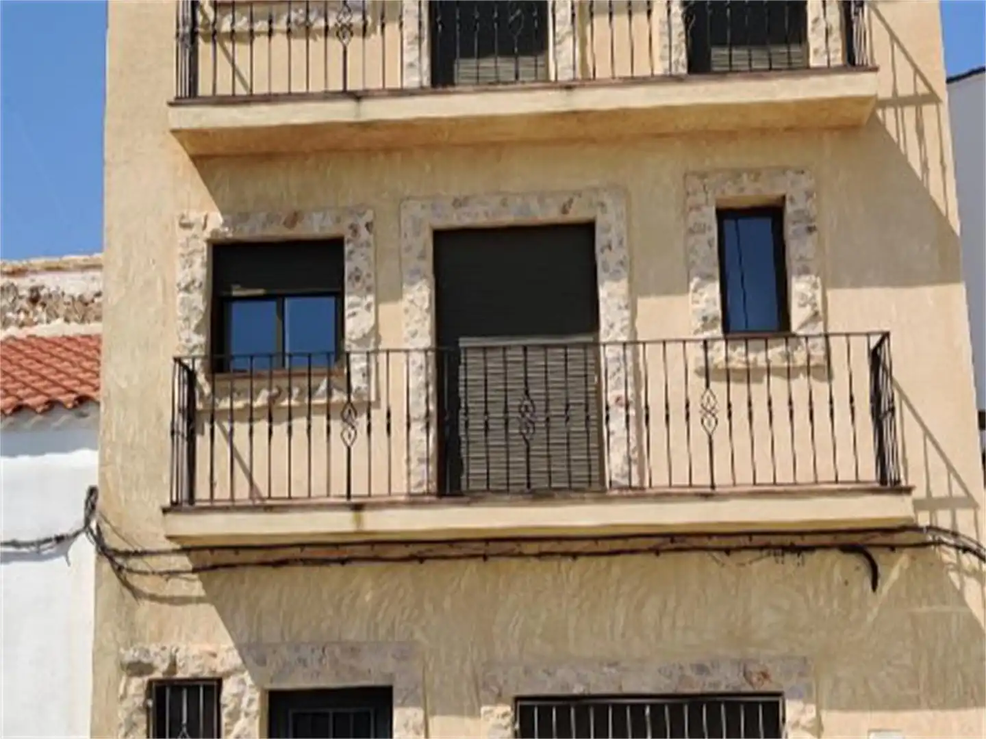 Casa adosada en venta en Calle el Rey, 2, Venta del Moro Vista exterior de Casa adosada en venta en Venta del Moro con Balcón