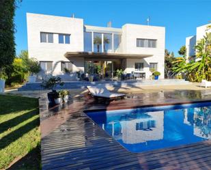 Vista exterior de Casa o xalet en venda en Orihuela amb Aire condicionat, Terrassa i Piscina