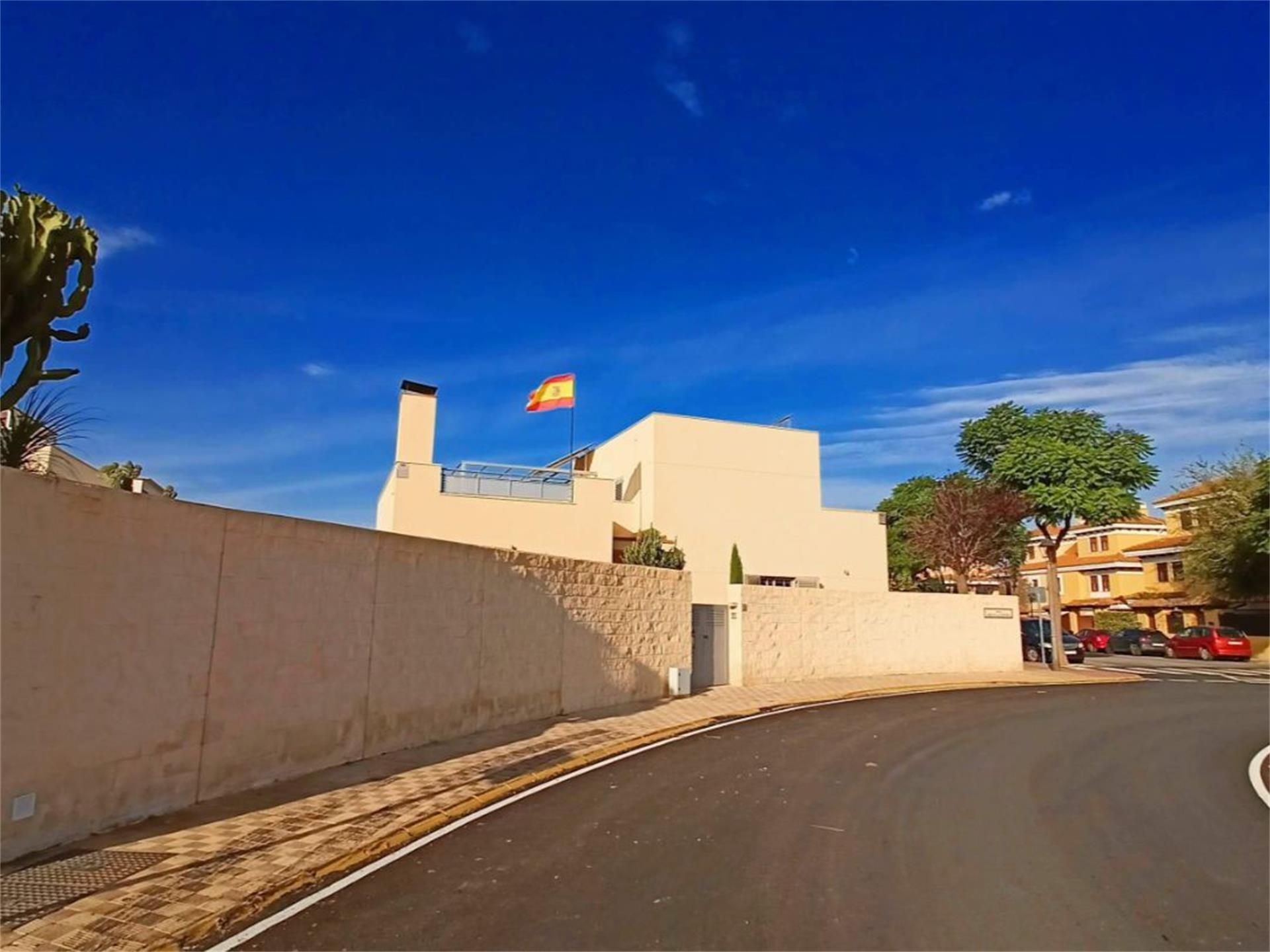 Vista exterior de Casa o xalet en venda en Espartinas amb Aire condicionat, Terrassa i Piscina
