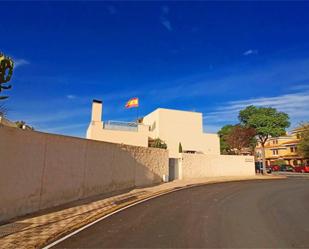 Vista exterior de Casa o xalet en venda en Espartinas amb Aire condicionat, Terrassa i Piscina