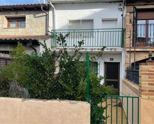 Vista exterior de Casa adosada en venda en Navarredondilla amb Moblat i Balcó