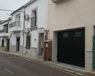 Vista exterior de Casa adosada en venda en Malpartida de Cáceres amb Aire condicionat, Calefacció i Moblat