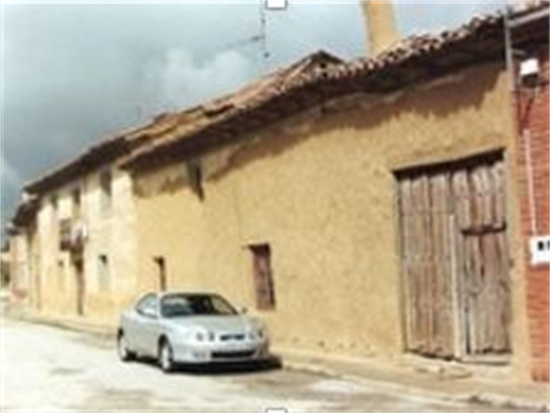 Außenansicht von Country house zum verkauf in Santa Cristina de Valmadrigal mit Privatgarten