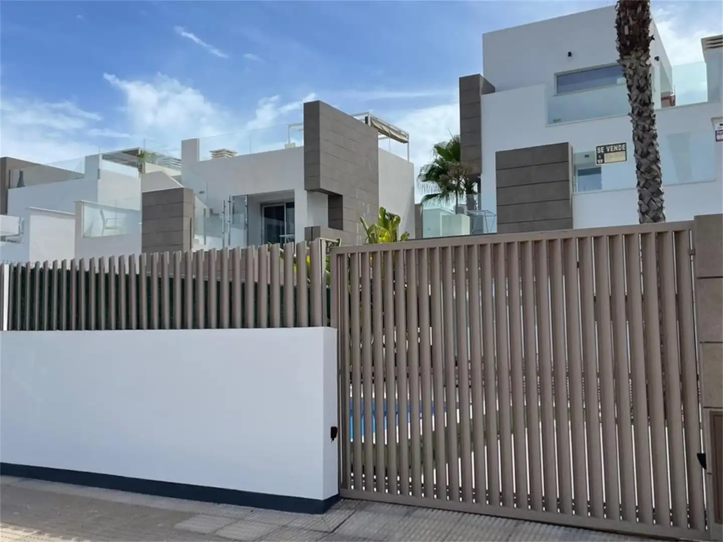 Casa o chalet en venta en Calle Malvarrosa, 35, El Raso Vista exterior de Casa o chalet en venta en Guardamar del Segura con Aire acondicionado, Terraza y Piscina