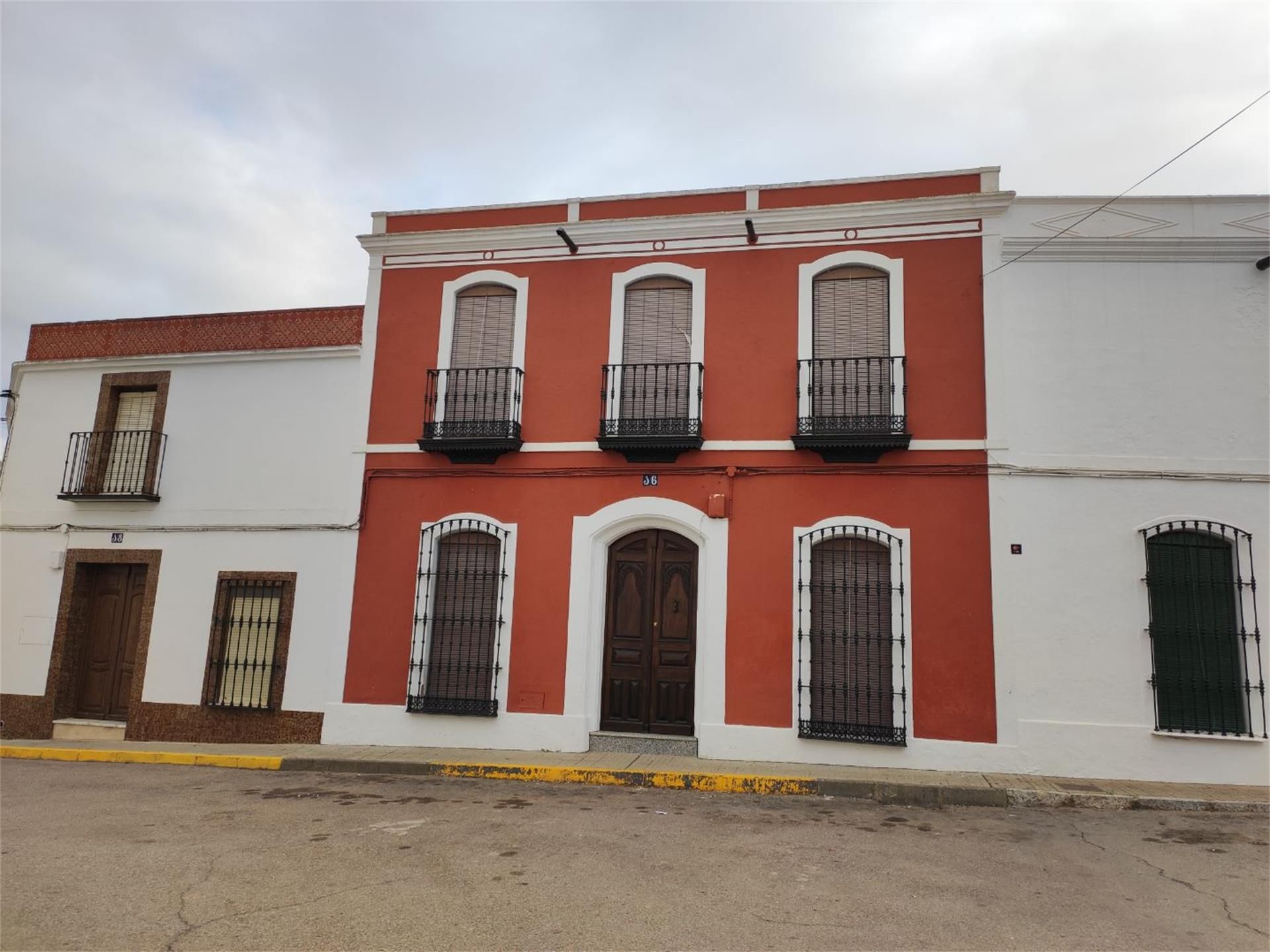 Vista exterior de Casa adosada en venda en Medina de las Torres amb Terrassa, Traster i Moblat